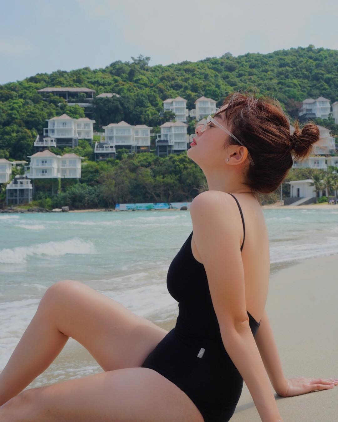 &#34;Em chưa 18&#34; Kaity Nguyễn diện bikini cạp cao khoe dáng phồn thực bên bờ biển - 12