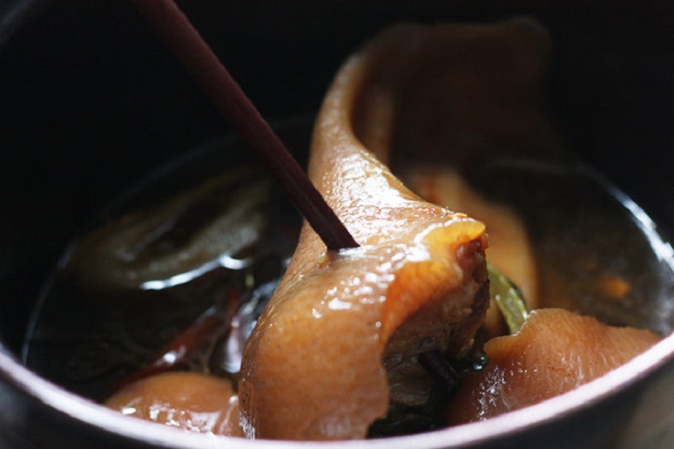 Cách làm món tai heo kho thuốc bắc dai giòn cực đưa cơm ngày trở gió - 7