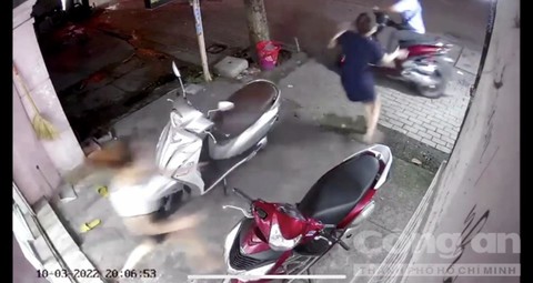 Clip cô gái lao theo giữ chiếc xe SH, bị tên trộm kéo ngã xuống đường - 1
