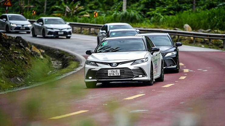 Loạt xe Toyota tham gia hành trình Tây bắc thử thách động cơ Hybrid - 1