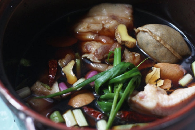 Cách làm món tai heo kho thuốc bắc dai giòn cực đưa cơm ngày trở gió - 5