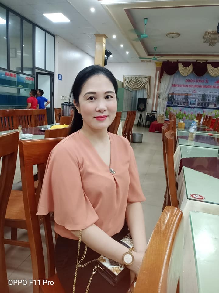 Bí quyết giúp tóc đen óng ả của cô giáo U50 - 3