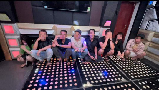 Nhóm thanh niên làm chuyện phạm pháp trong phòng VIP quán karaoke - 1