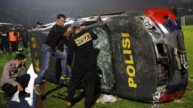 Hé lộ nhiều chi tiết sốc trong thảm kịch giẫm đạp tại Indonesia - 1