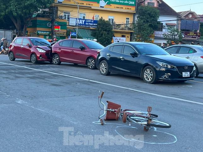 Ô tô gây tai nạn liên hoàn, 3 người phụ nữ đi xe đạp bị thương nặng - 1