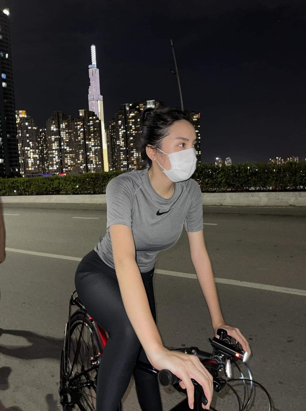 Sao Việt đu trend diện legging đạp xe - 3