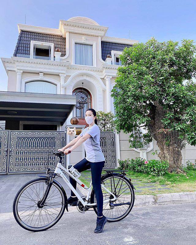 Sao Việt đu trend diện legging đạp xe - 4