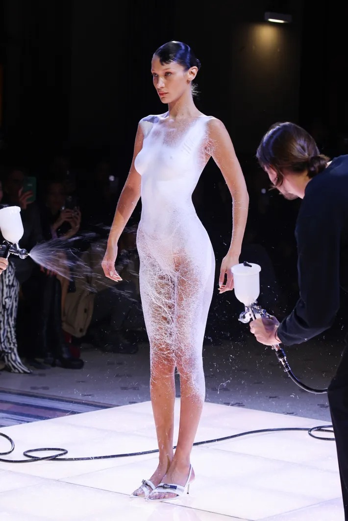 Những bộ cánh xuyên thấu "độc nhất vô nhị" của Bella Hadid - 1