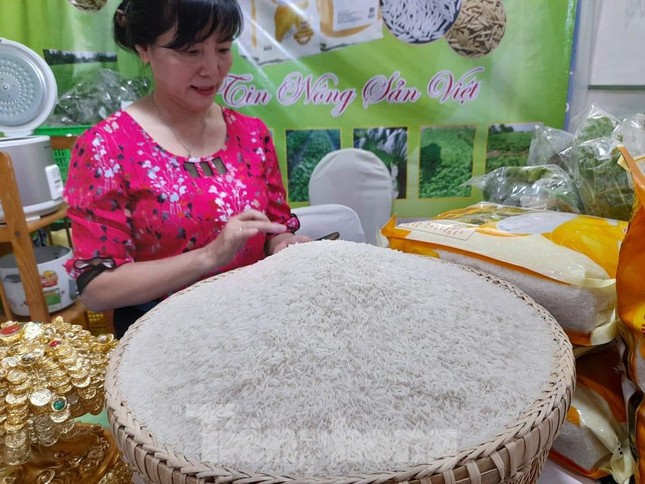 Giá gạo Việt Nam tăng vượt Thái Lan, gạo 100% tấm &#39;cháy&#39; hàng - 1