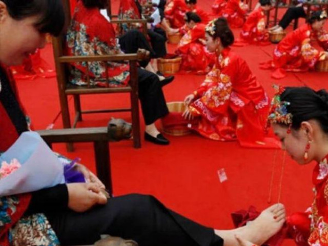 Hình ảnh hàng chục con dâu quỳ gối, rửa chân cho mẹ chồng ở Trung Quốc bị phản đối
