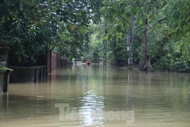 Nước lũ rút chậm, hàng nghìn hộ dân vùng hạ du ở Nghệ An vẫn bị cô lập - 1