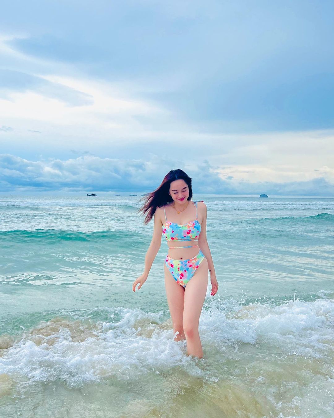 &#34;Em chưa 18&#34; Kaity Nguyễn diện bikini cạp cao khoe dáng phồn thực bên bờ biển - 2