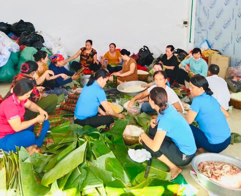 Cảm động hình ảnh người dân xuyên đêm nấu bánh chưng gửi vào vùng lũ ở Nghệ An - 1