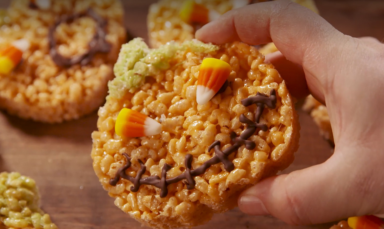 Công thức làm bánh siêu độc lạ hình bí ngô, biểu tượng huyền thoại của ngày lễ Hallowen - 4