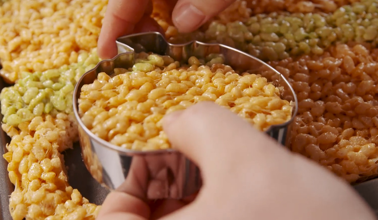 Công thức làm bánh siêu độc lạ hình bí ngô, biểu tượng huyền thoại của ngày lễ Hallowen - 3