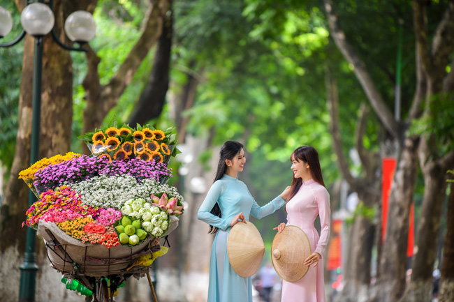 Dạo bước Hà Nội những ngày vào thu, không khó để bắt gặp những xe hoa rong trên các con phố. 
