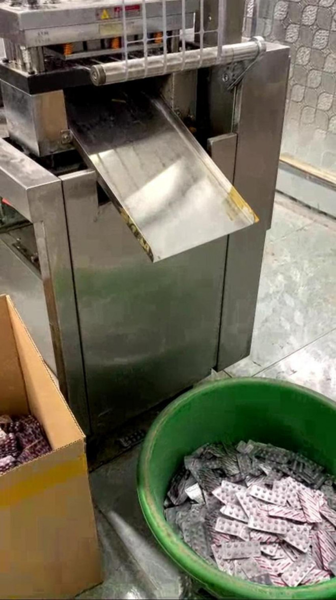 Quản lý thị trường Hà Nội phát hiện xưởng sản xuất thuốc tây trái phép - 1