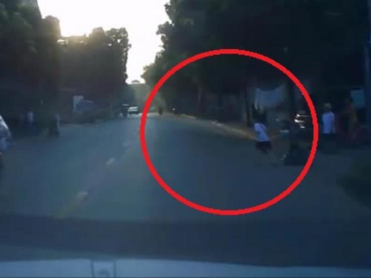 Clip: Thót tim với cảnh cậu bé chạy qua đường, tài xế bẻ lái ô tô tránh đại họa