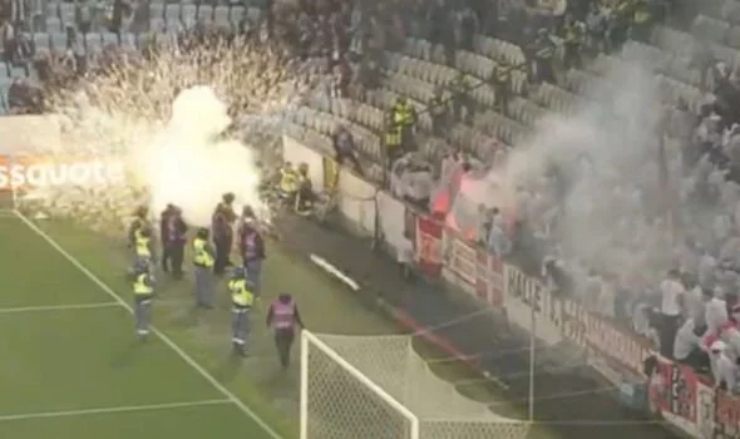 Cú sốc Europa League: CĐV 2 đội loạn đả, ném pháo sáng xuống sân - 1