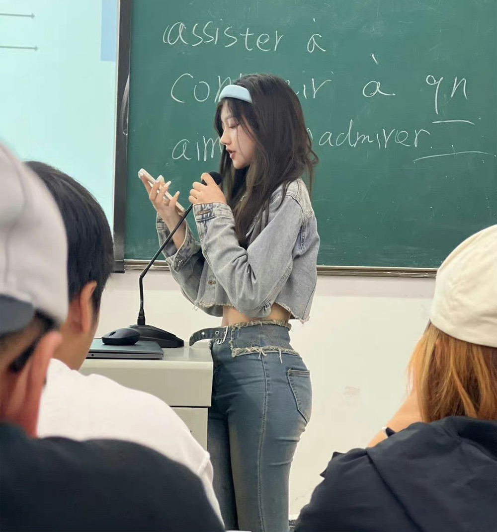 Cô gái thu hút ánh nhìn trong lớp học khi phối crop top với jean - 1