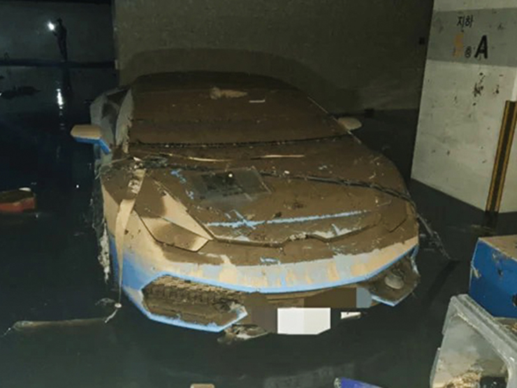 Dàn siêu xe tiền tỷ ngập trong bùn đất sau trận bão lũ - 1
