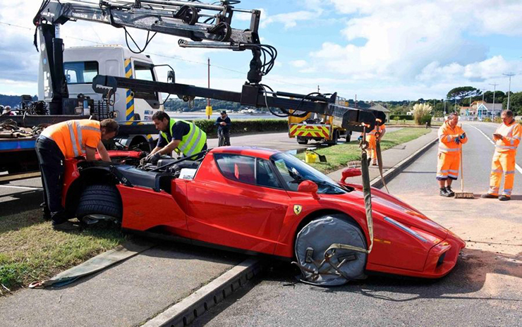 Lái Ferrari Enzo &#34;hàng hiếm&#34; đi giao khách, nhân viên gây tai nạn kinh hoàng - 3