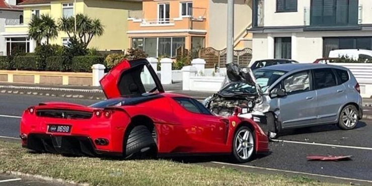 Lái Ferrari Enzo &#34;hàng hiếm&#34; đi giao khách, nhân viên gây tai nạn kinh hoàng - 1