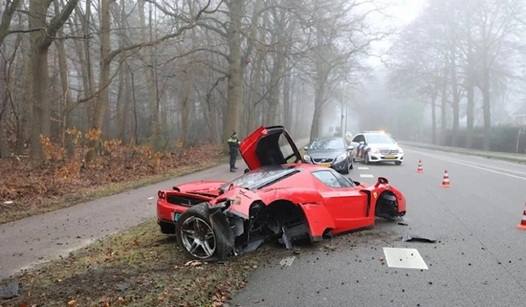 Lái Ferrari Enzo &#34;hàng hiếm&#34; đi giao khách, nhân viên gây tai nạn kinh hoàng - 6