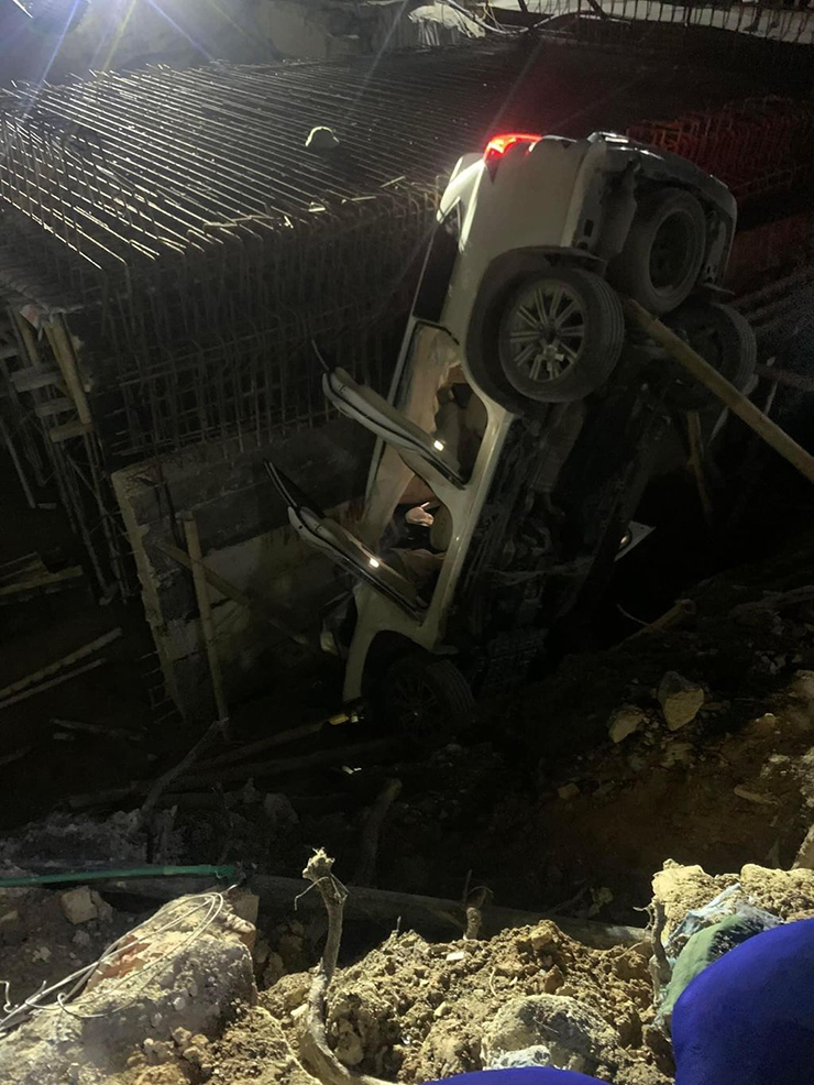 Lexus LX570 Super Sport mất lái trong đêm, lao vào công trình đầy sắt thép - 1