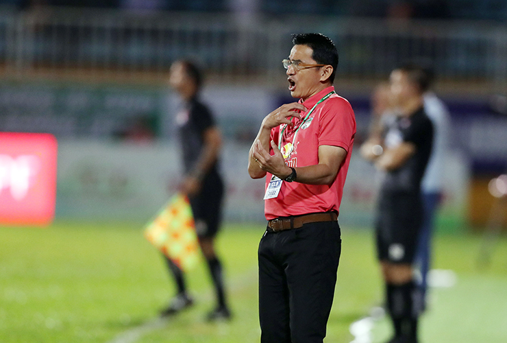 HAGL thua đội bét bảng V-League, HLV Kiatisak được mời dẫn dắt ĐT Thái Lan? - 1