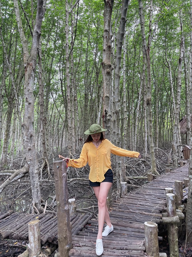 Cách đây ít ngày, hình ảnh Hoa hậu Mai Phương Thúy khi đi chơi cùng một người bạn được đăng tải thu hút sự chú ý của cư dân mạng. Trong ảnh, người đẹp 34 tuổi ăn mặc giản dị với áo sơ mi dáng rộng kết hợp với quần short có độ ngắn vừa phải, khéo léo khoe được đôi chân dài nuột nà. 

