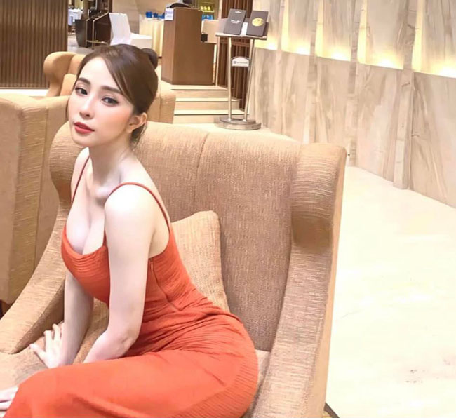 Quỳnh Nga ăn mặc gợi cảm trên máy bay, body được khen ngày càng xuất sắc - 1