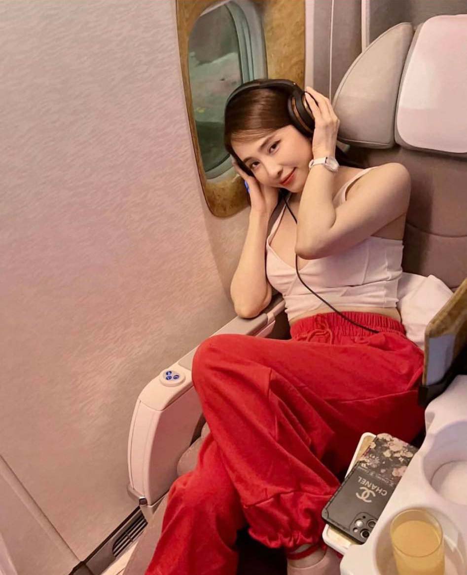 Quỳnh Nga ăn mặc gợi cảm trên máy bay, body được khen ngày càng xuất sắc - 3