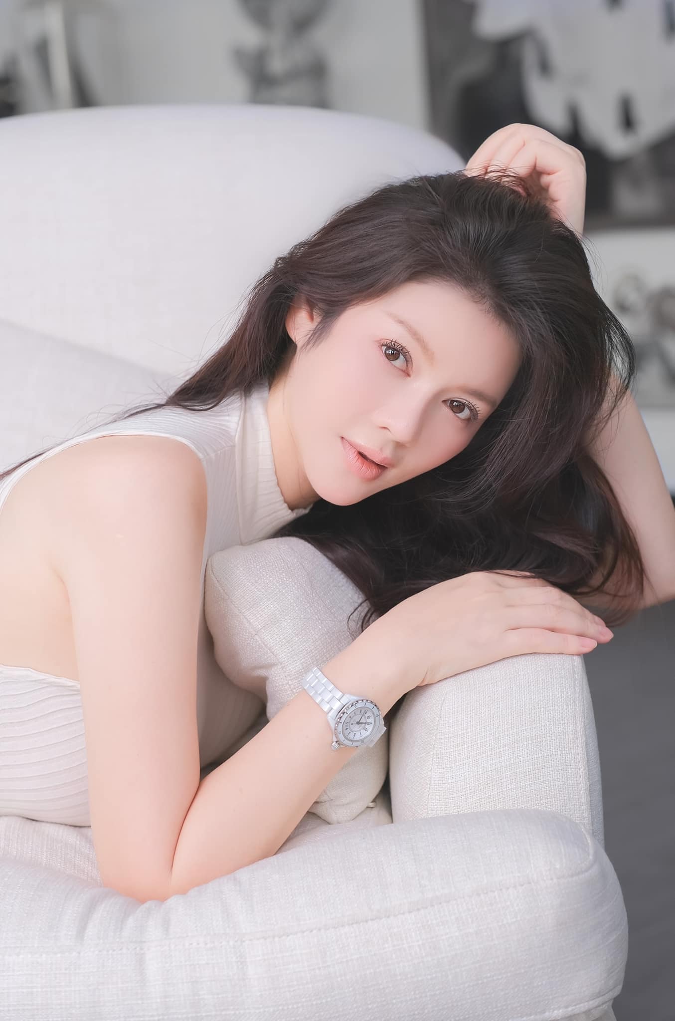 Lý Nhã Kỳ mặc trang nhã vẫn toát lên vẻ phồn thực nhờ vòng 1 đẹp như báu vật - 1