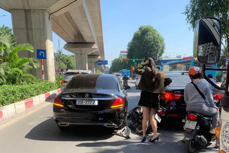 Hà Nội: Thanh niên lái xe máy tông móp đuôi Mercedes-Benz C200 của hoa hậu