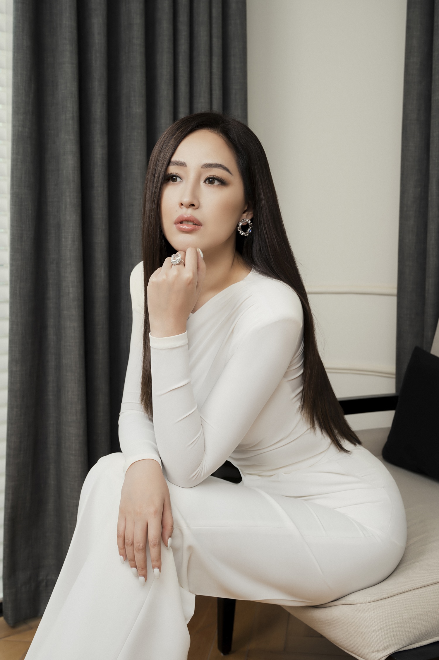 Chỉ mặc đồ đen - trắng, hiếm ai thanh lịch và kiêu kỳ như Mai Phương Thúy - 1