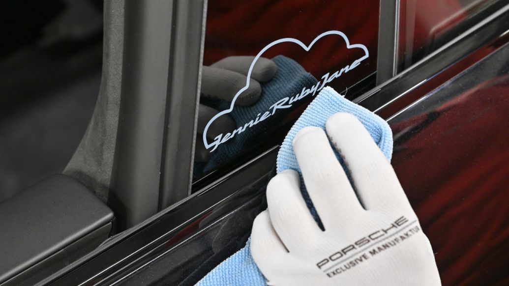&#34;Mỹ nhân được Porsche tặng xe gần 6 tỷ&#34; chỉ cao 1m63 nhưng tỷ lệ cơ thể ấn tượng - 3