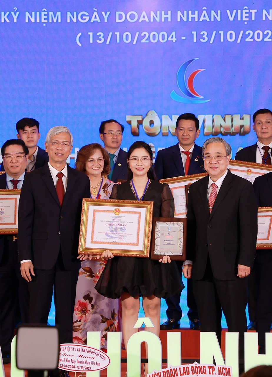 Giám đốc Công ty in bao bì Cao Việt nhận giải thưởng "Doanh nhân tiêu biểu TP. HCM năm 2022" - 1
