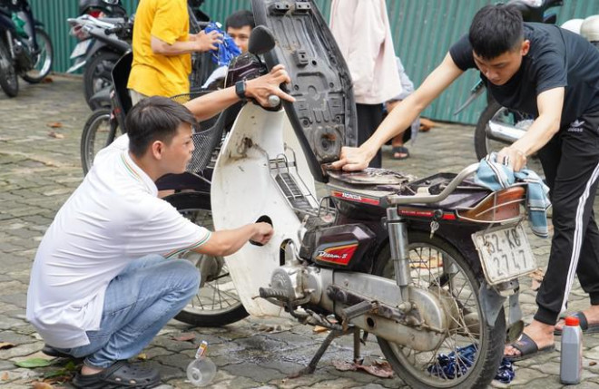 Nhóm thợ từ Quảng Nam ra Đà Nẵng sửa xe máy miễn phí cho dân vùng ngập - 4