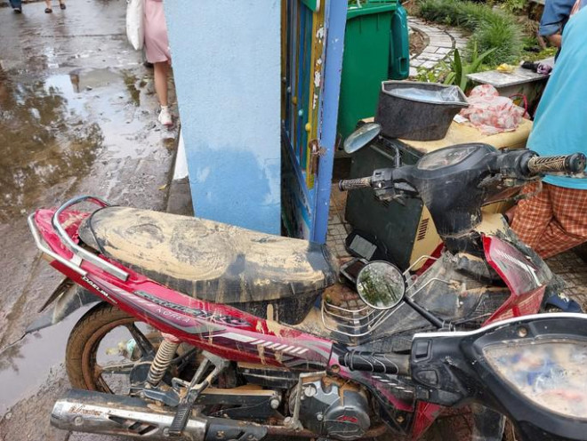 Nhóm thợ từ Quảng Nam ra Đà Nẵng sửa xe máy miễn phí cho dân vùng ngập - 1