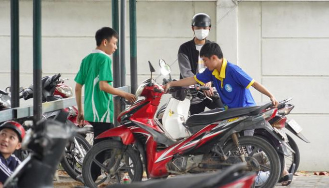 Nhóm thợ từ Quảng Nam ra Đà Nẵng sửa xe máy miễn phí cho dân vùng ngập - 5