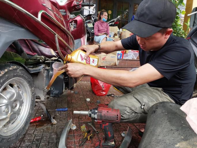 Nhóm thợ từ Quảng Nam ra Đà Nẵng sửa xe máy miễn phí cho dân vùng ngập - 3
