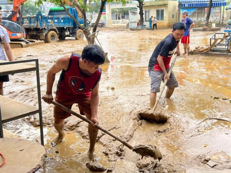Trường học Đà Nẵng ngập trong bùn lầy, phải dùng máy múc để dọn dẹp