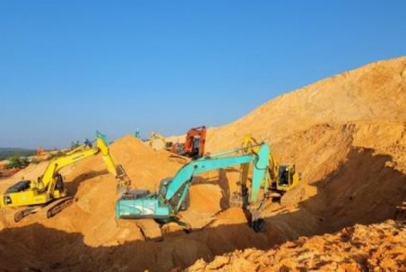 Sập mỏ titan ở Bình Thuận: Do bơm nước, núi cát từ độ cao 20m đổ xuống vùi lấp công nhân