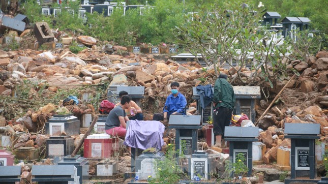 Tang thương hàng trăm ngôi mộ ở nghĩa trang lớn nhất Đà Nẵng bị mưa lũ cuốn trôi, đất đá vùi lấp - 11