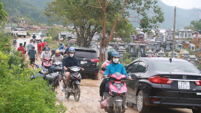 Tang thương hàng trăm ngôi mộ ở nghĩa trang lớn nhất Đà Nẵng bị mưa lũ cuốn trôi, đất đá vùi lấp - 13