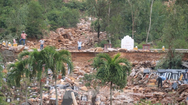 Tang thương hàng trăm ngôi mộ ở nghĩa trang lớn nhất Đà Nẵng bị mưa lũ cuốn trôi, đất đá vùi lấp - 6