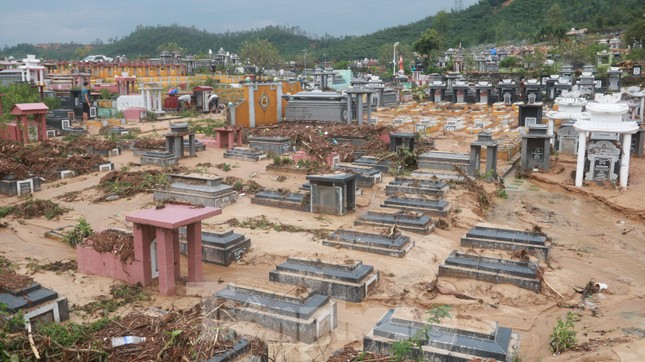 Tang thương hàng trăm ngôi mộ ở nghĩa trang lớn nhất Đà Nẵng bị mưa lũ cuốn trôi, đất đá vùi lấp - 7