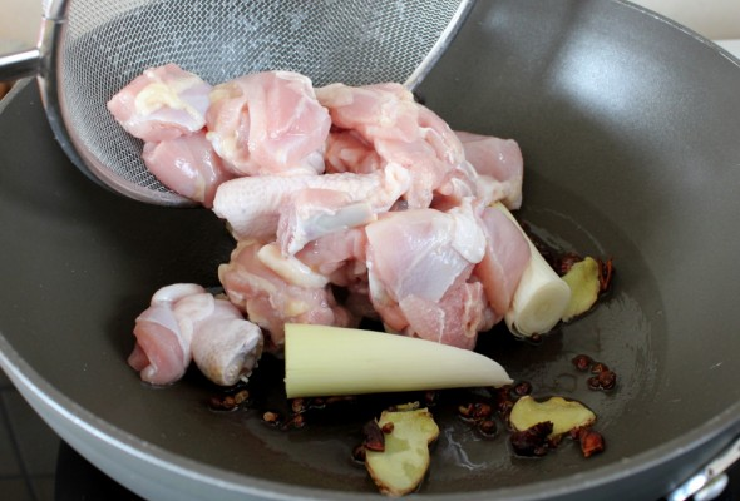 Cách làm đùi gà om rau củ ăn kèm cơm nóng cực ngon - 9