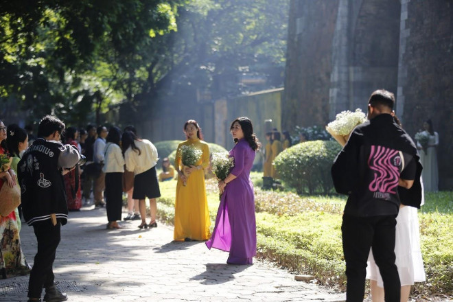 Mùa thu nắng vàng đẹp nao lòng, giới trẻ rộn ràng chụp ảnh trên con đường Hà Nội lãng mạn - 11